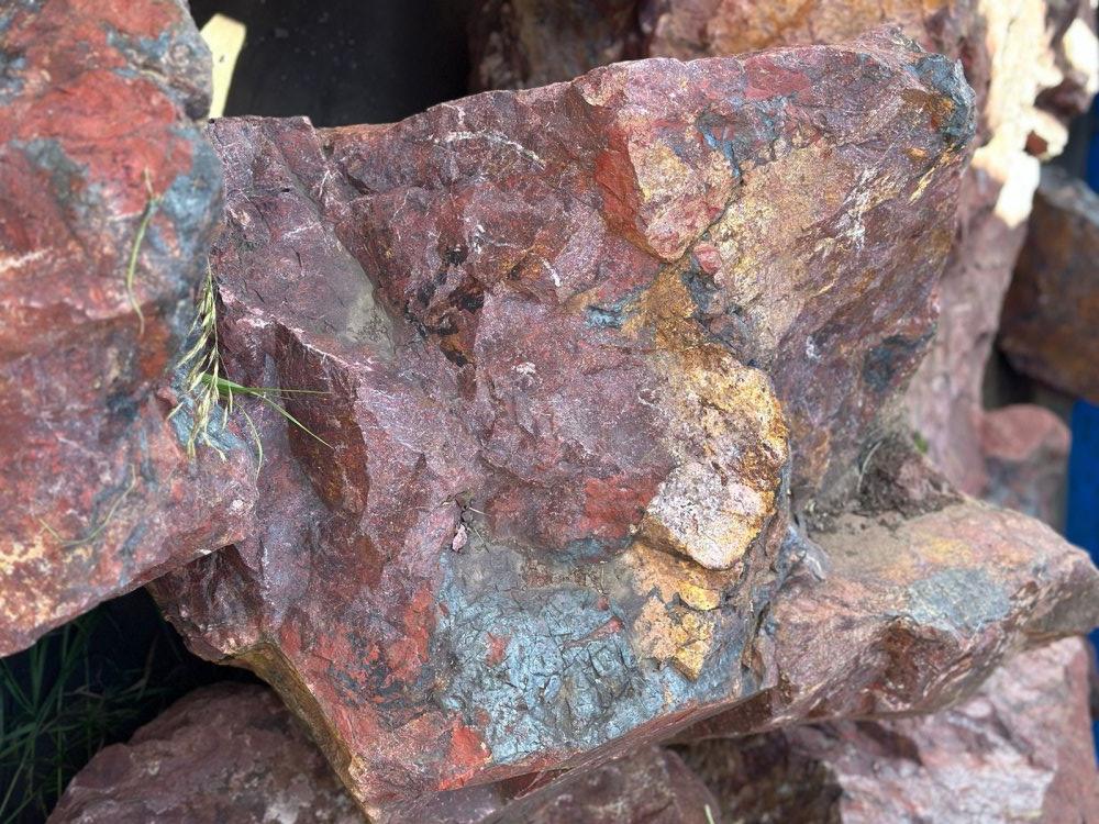 Камни для ландшафтного дизайна красно-фиолетовые 10-60 килограмм купить в Старой Купавне