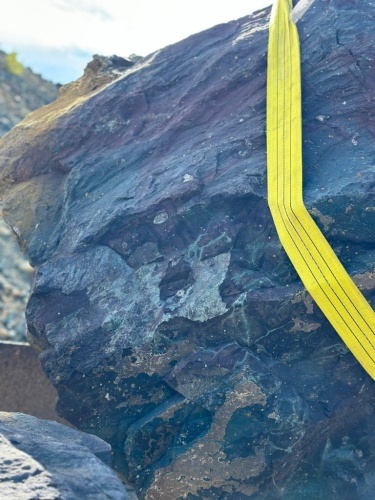 Валуны ландшафтные красно-фиолетовые