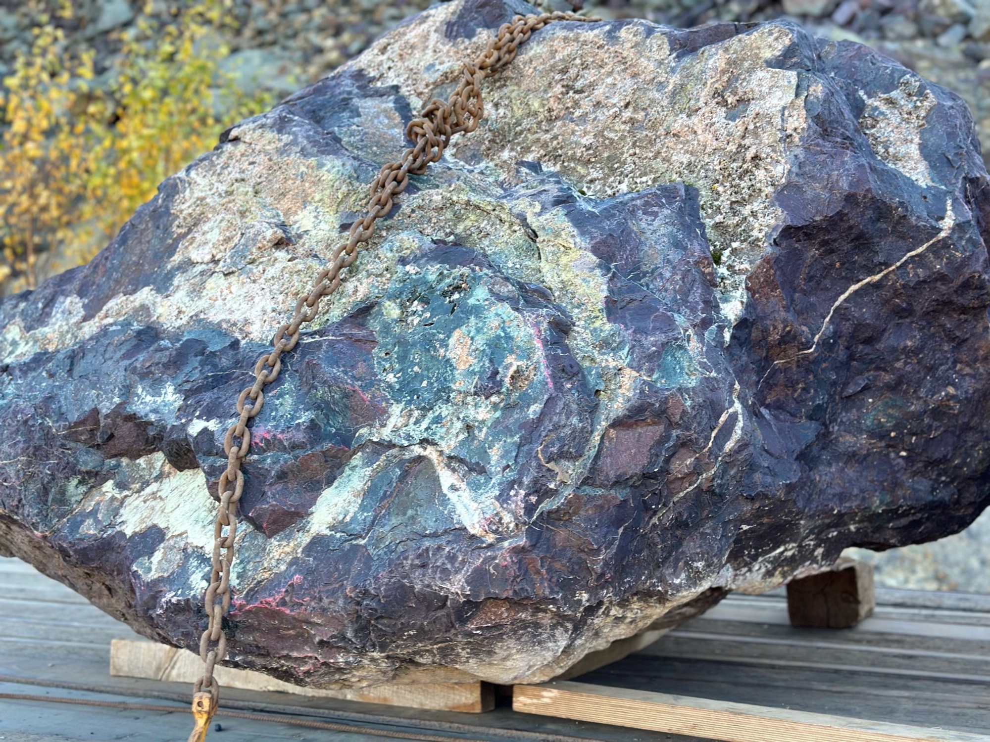 Огромные красно-фиолетовые валуны для ландшафтного дизайна весом более 5 тонн купить в Старой Купавне