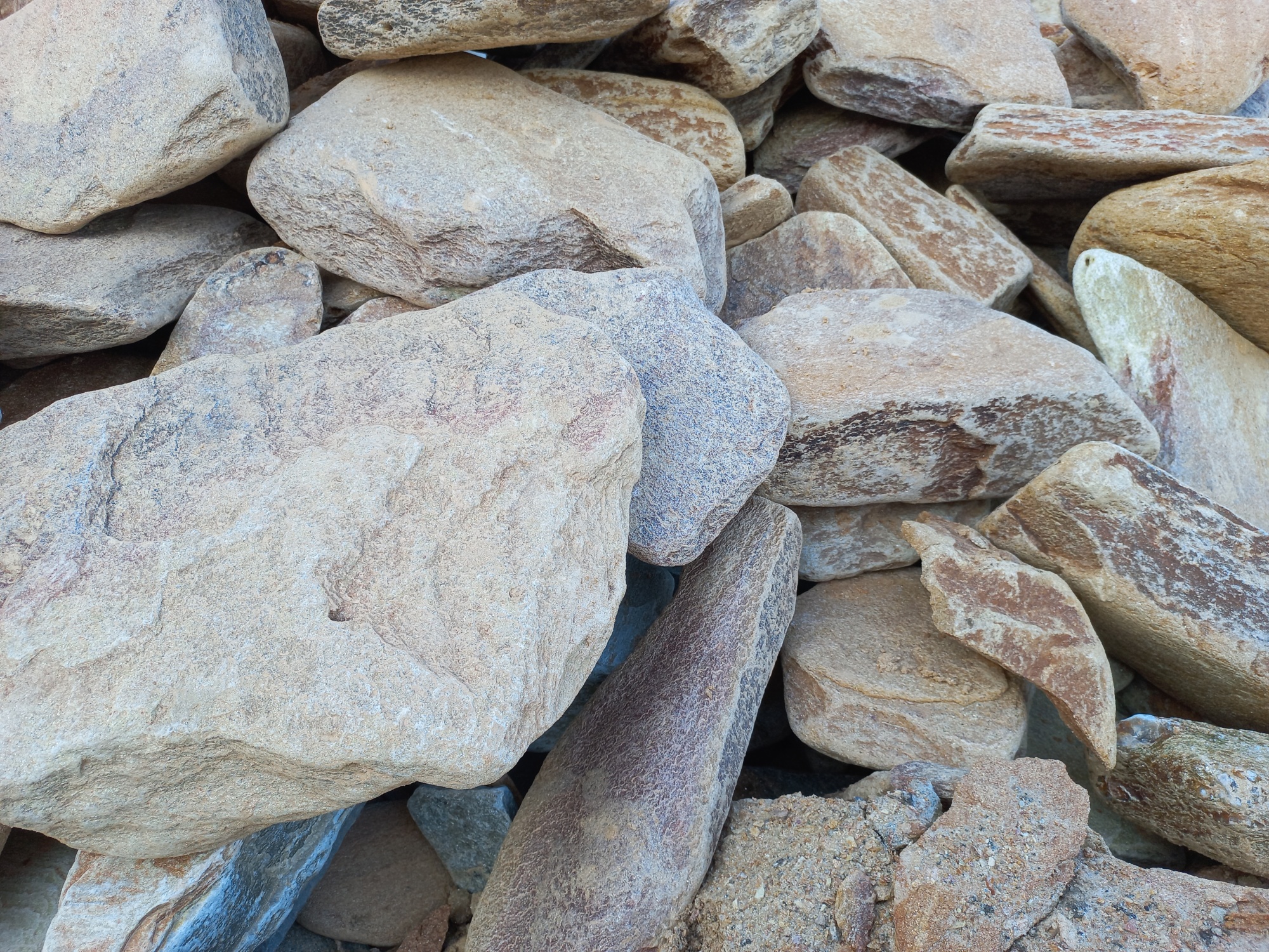 Златолит жёлтый, жёлто-зелёный глыбки и валуны для ланшафтного дизайна купить в Старой Купавне