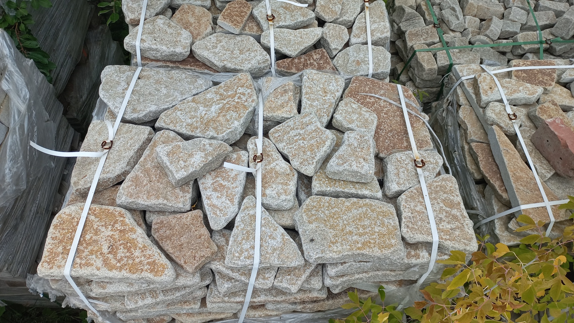 Плитняк галтованный гранитный для ландшафтного дизайна купить в Старой Купавне