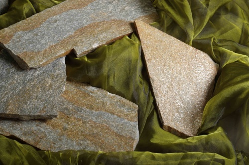 Плитняк златолит Уральский для цоколя, отмостки купить в Старой Купавне