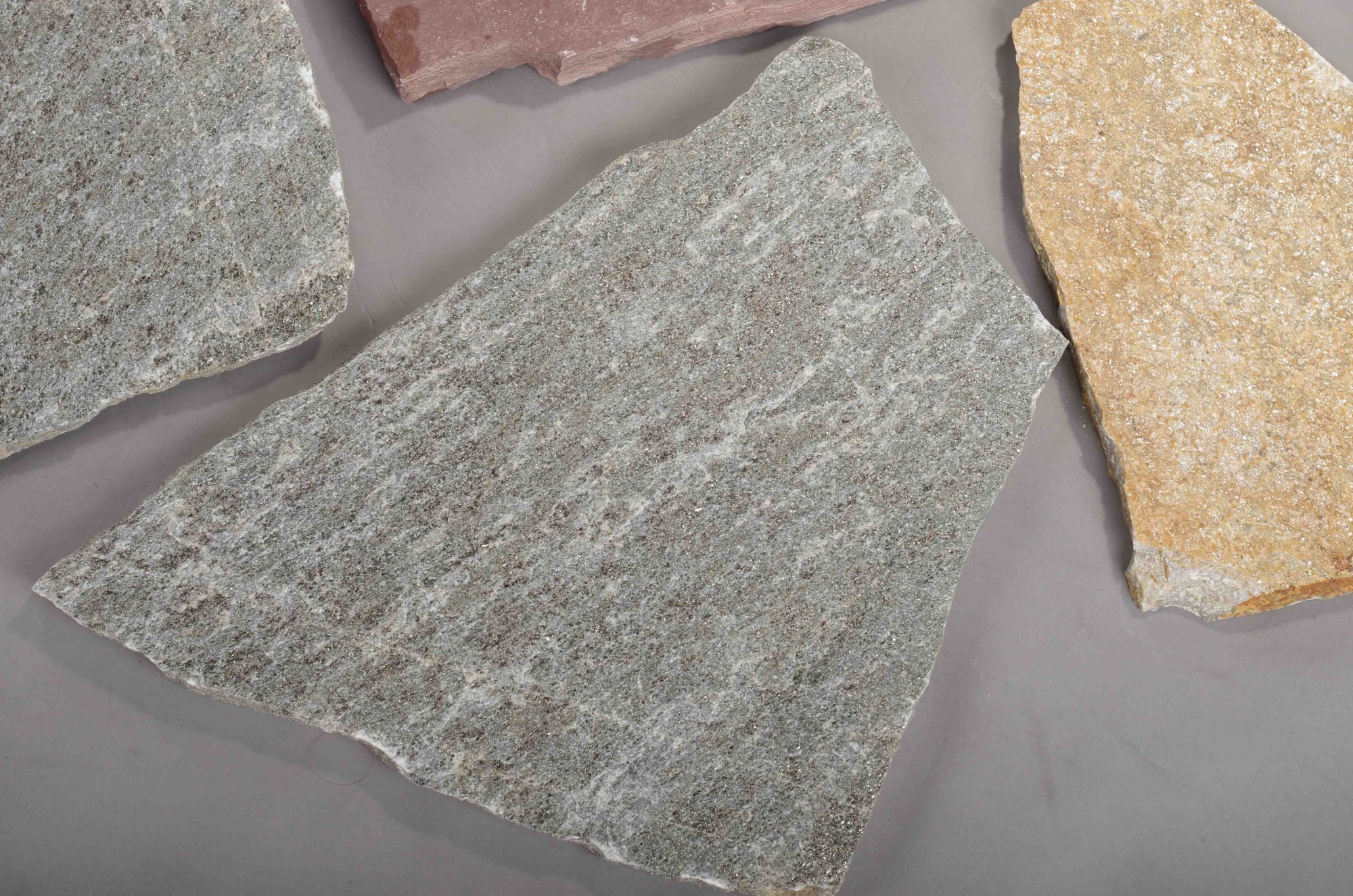 Плитняк златолит Уральский для цоколя, отмостки купить в Старой Купавне